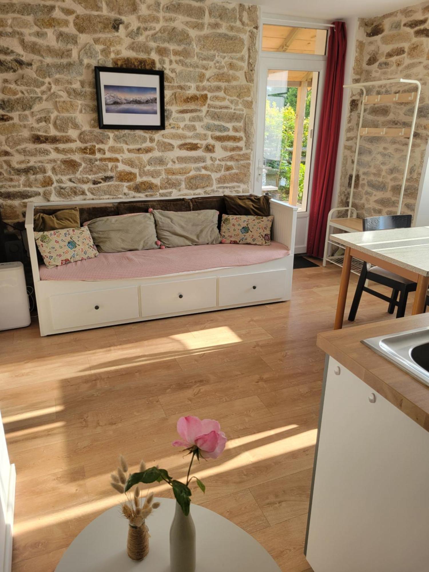 Superbe Studio, Avec Cuisine Et Espace Extérieur